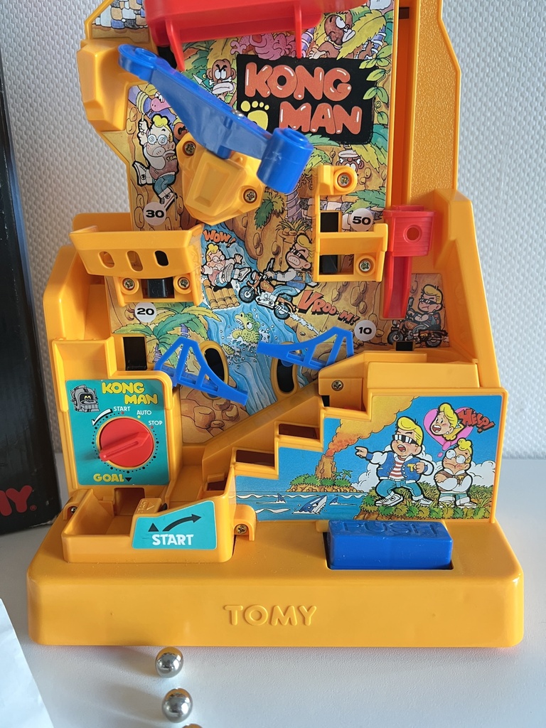 Lot 3233 - A Tomy No. 5300 Kong Man boxed battery